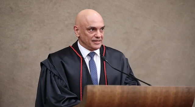 Presidente do TSE, Alexandre de Moraes, entrega diploma que certifica vitória nas urnas do presidente eleito Luiz Inácio Lula da Silva (Foto: André Borges/EFE)