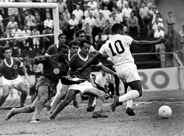 Pelé, com a camisa 10 do Santos, é cercado por jogadores do Guarani durante jogo do Paulistão de 1969 (Foto: Reprodução/Arquivo Estadão)