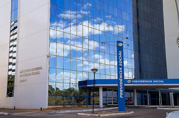 Quem se aposentou com direito adquirido nas regras anteriores pode também ter direito à revisão (Foto: Angela Macario/Shutterstock/Reprodução)