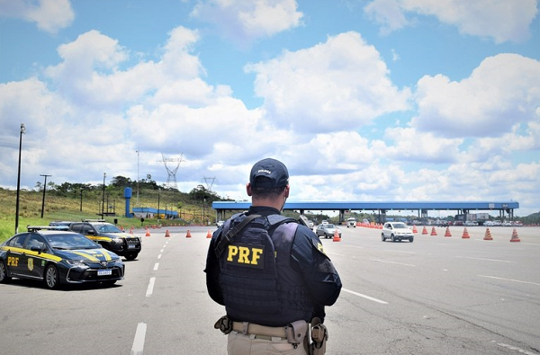 Equipes foram concentradas nos principais pontos de acidentes e incidência de práticas criminosas (Foto: Divulgação/PRF-BA)