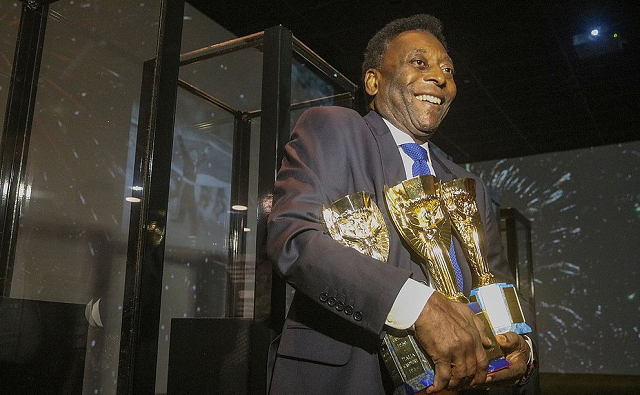 Pelé com as três taças que ele conquistou na Copa do Mundo: pose no Museu Seleção Brasileira, na sede da CBF (Foto: Kin Saito/CBF)