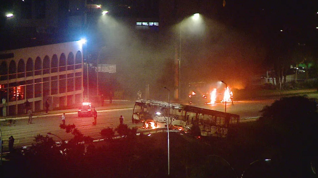 Ônibus incendiado por apoiadores radicais de Bolsonaro, na Asa Norte, em Brasília (Foto: TV Globo/Reprodução)