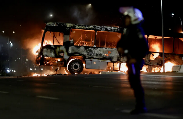 Ônibus incendiado em Brasília na noite desta segunda-feira (12) (Foto: Ueslei Marcelino/Reuters)
