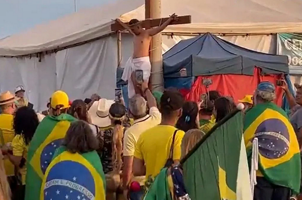 Bolsonaristas ficaram no local por semanas (Foto: Reprodução)