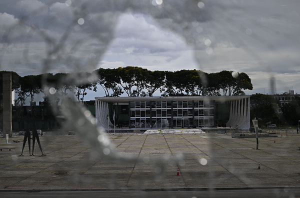 Até então, a lista das pessoas liberadas é mantida em sigilo (Foto: Mauro Pimentel/AFP)