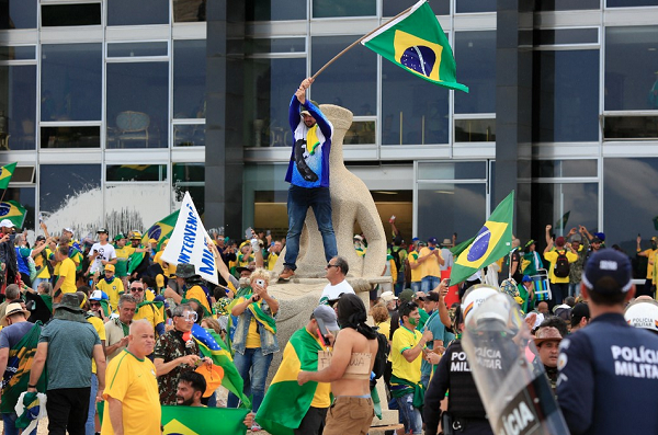 Centenas de apoiadores do ex-presidente Jair Bolsonaro invadiram o Congresso, o Palácio do Planalto e o Supremo Tribunal Federal (Foto: Sergio Lima/AFP)