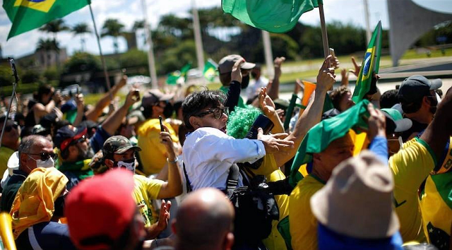 Profissionais foram agredidos e tiveram os equipamentos roubados por integrantes do movimento que destruiu o patrimônio público (Foto: Reprodução)