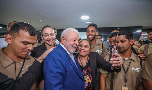 Lula se encontra com funcionários responsáveis por limpeza do Palácio do Planalto (Foto: Reprodução/Twitter)