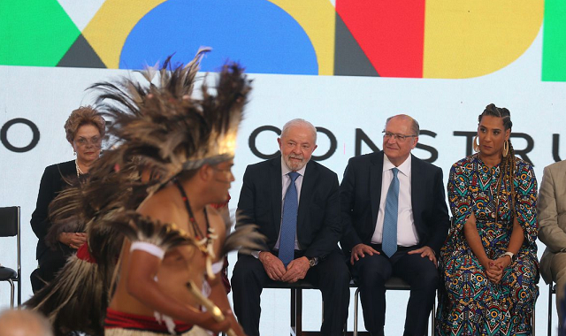 Solenidade de sanção ocorreu durante a cerimônia fr posse, no Palácio do Planalto, das ministras Sônia Guajajara (Ministério dos Povos Indígenas) e Anielle Franco (Ministério da Igualdade Racial) (Foto: Valter Campanato/Agência Brasil)