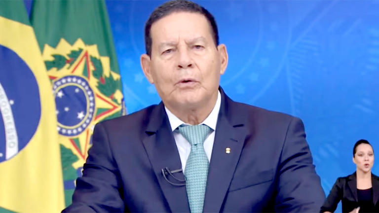 O presidente em exercício, Hamilton Mourão, não citou Bolsonaro, mas deixou seu recado aos extermistas que o seguem © Fornecido por Correio do Brasil