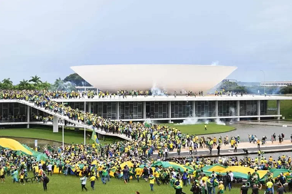 Bolsonaristas invadem Esplanada neste domingo em Brasília (Foto: Evaristo Sá/AFP)