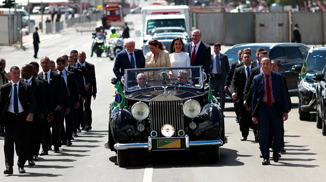 Lula desfila no Rolls Royce em companhia do vice-presidente, Geraldo Alckmin (Foto: Ueslei Marcelino/Reuters)
