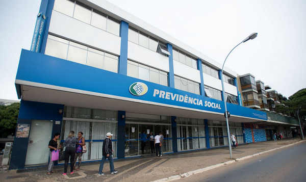 Entre os procedimentos que podem ser usados para comprovar a situação do beneficiário, estão vacinação, emissão de passaporte e renovação de carteira de motorista (Foto: Marcelo Camargo/Agência Brasil)
