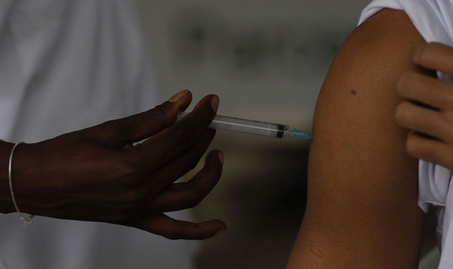 Vacinas aumentam a imunidade contra o vírus da cepa original, bem como da variante Ômicron (Foto: Fernando Frazão/Agência Brasil)