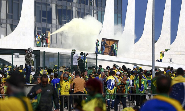 A operação mira os suspeitos por omissão antes e durante as invasões nas sedes dos três poderes (Foto: Reprodução)
