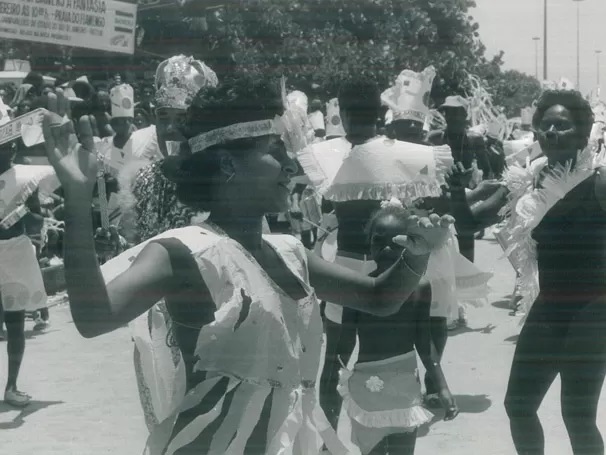 Hoje pagão, o festejo já foi considerado dia religioso pela Igreja Católica - Foliã em uma antiga festa de carnaval de rua no Rio de Janeiro (Foto: CEDOC)
