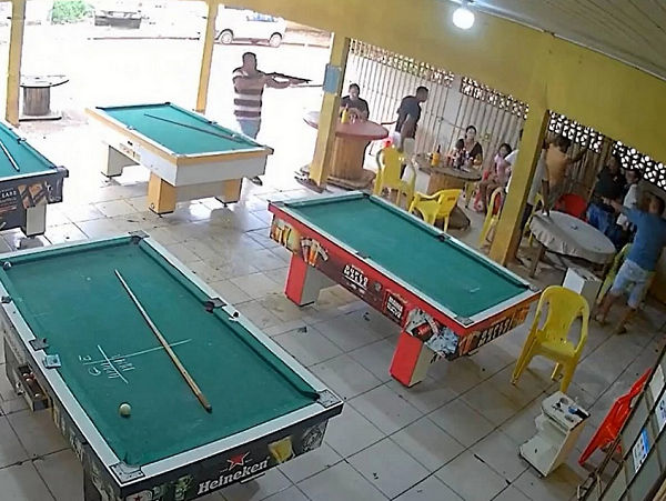 O segundo suspeito de envolvimento com a chacina permanece foragido (Foto: Reprodução)