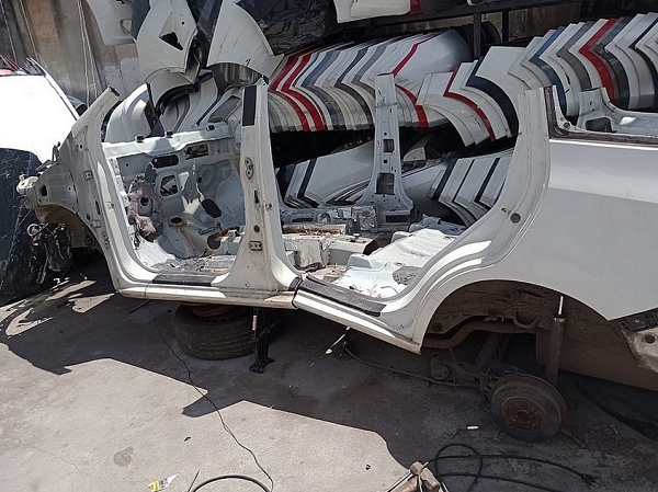 No local, os policiais encontraram o veículo Chevrolet/Spin com restrição de roubo desmontado e outras peças de carros de procedência duvidosa (Foto: Divulgação/PCBA)
