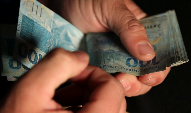 Novo salário mínimo é anunciado pelo governo e pagamento começa em maio (Foto: Reprodução)