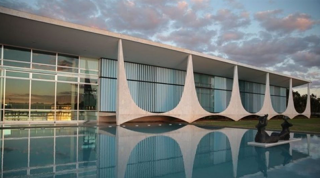 Espelho d'água do Palácio do Alvorada (Foto: Arquivo/Agência Brasil)