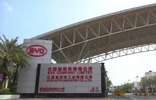 Fábrica chinesa produz veículos e baterias (Foto: Divulgação) Fábrica chinesa produz veículos e baterias (Foto: Divulgação)