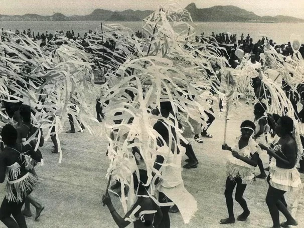 Desfile das escolas de samba, já com alas organizadas (Foto: CEDOC)