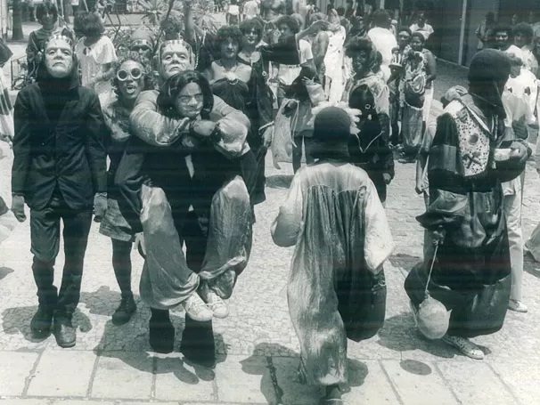 Fantasiados de Frankenstein, foliões brincam o carnaval em bloco (Foto: CEDOC)