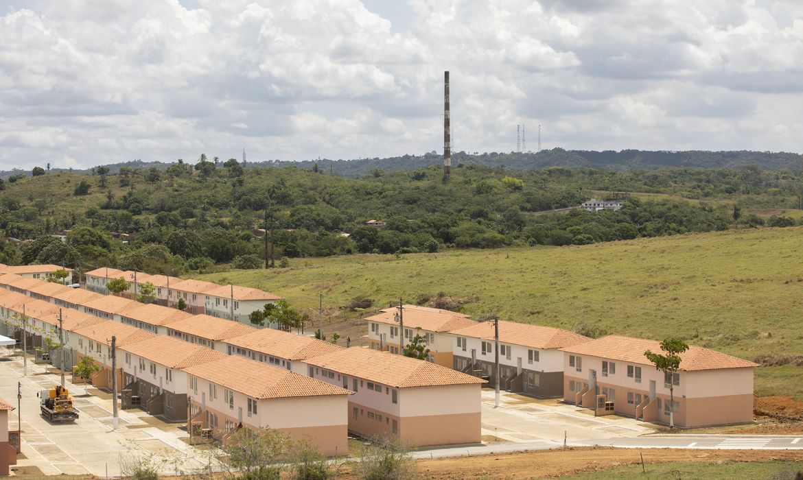 Construções foram contratadas entre 2012 e 2014 e estão paralisadas