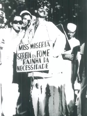 Em crítica humorada, folião aparece de Miss Miséria (Foto: CEDOC)