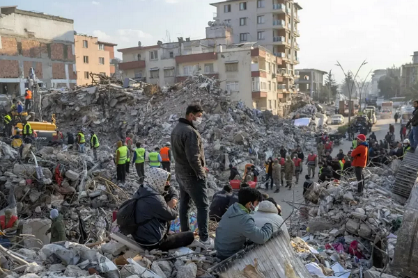 Mais de 43.000 pessoas morreram depois que o terremoto de magnitude 7,8 atingiu o sudeste da Turquia e o norte da Síria (Foto: AFP)