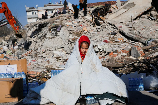 Menina em local de prédio que desabou após terremoto na Turquia (Foto: REUTERS/Dilara Senkaya)