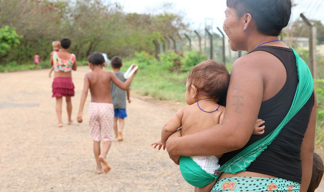 Entre os problemas de saúde enfrentados pelos yanomami estão casos de malária, diarreia aguda, pneumonia, tuberculose e desnutrição, muitos deles envolvendo crianças. (Foto: Rovena Rosa/Agência Brasil)
