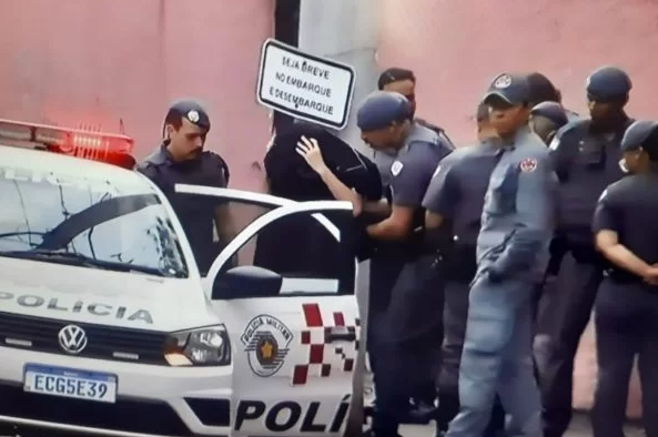 O adolescente, de 13 anos, que é aluno da unidade, acabou contido pelos policiais (Foto: Reprodução/SBT)
