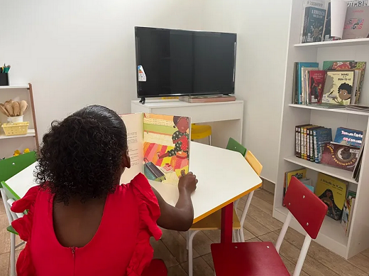 Com patrocínio da Braskem, projeto oferece biblioteca com acervo de 100 livros de literatura negra, indígena e quilombola, além de oficinas de literatura para 60 crianças (Foto: Divulgação)