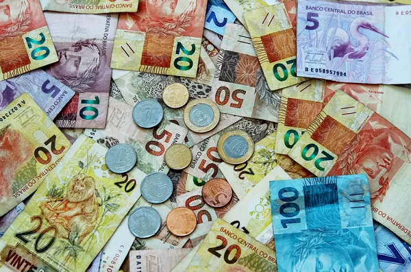 Dinheiro: mais pobres poderiam ter de volta imposto pago na cesta básica (Foto: Joelfotos/Pixabay/Divulgação)