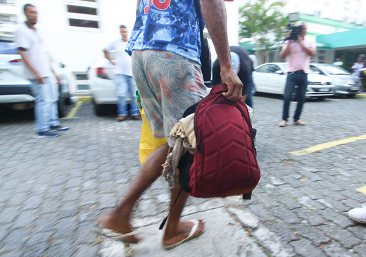 A chegada de um pequeno grupo dos trabalhadores na Defensoria Pública do Estado da Bahia (Foto: Denisse Salazar/Ag. A TARDE)
