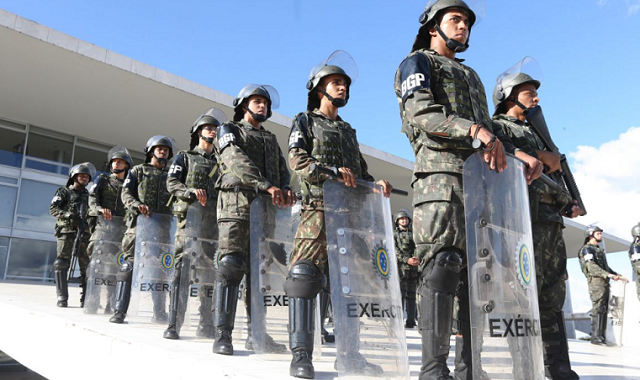 Exército dispersou bolsonaristas radicais após atos de vandalismo em Brasília, no dia 8 de janeiro (Foto: Valter Campanato/Agência Brasil)