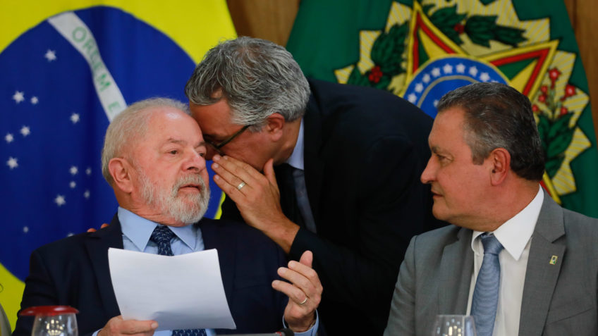 Em evento para anunciar pacote de bondades, presidente elogiou ministro da Casa Civil: 'Ele não deixa ninguém me enganar' - Lula (à esquerda) e os ministros Alexandre Padilha (meio) e Rui Costa (à direita)