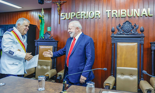 Novo presidente do Superior Tribunal Militar (STM), tenente-brigadeiro do ar Francisco Joseli Parente e o presidente Luiz Inácio Lula da Silva (Foto: Ricardo Stuckert/PR Política)