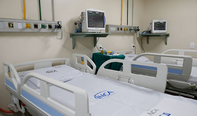 Em média, 265 brasileiros são internados diariamente no Sistema Único de Saúde (SUS) por complicações graves relacionadas ao câncer de intestino, também conhecido como câncer colorretal. O número (Foto: Tânia Rêgo/Agência Brasil)