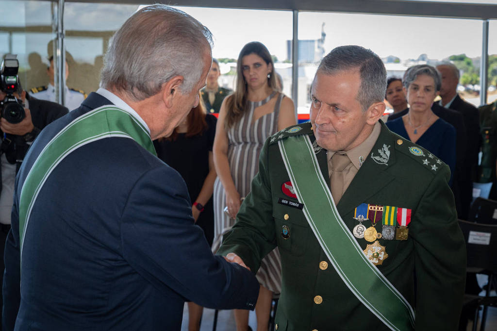 Proposta de ministro da Defesa é que militares nomeados passem automaticamente para a reserva - Ministro da Defesa, José Múcio, conta com apoio do comandante do Exército, General Tomás Paiva, para restringir nomeações de militares - Foto: Divulgação Exército