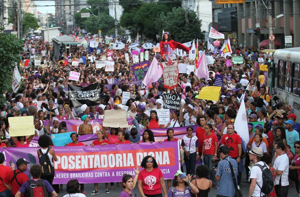 No país, as pautas em defesa dos direitos das mulheres parecem ter sofrido um atraso diante do que a realidade impôs nos últimos anos (Foto: Marlon Costa/Pernambuco Press)