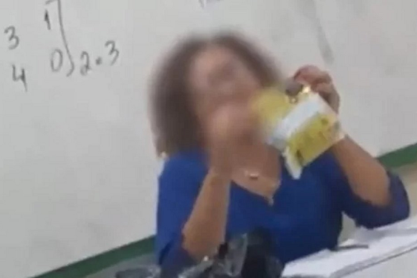 Caso ocorreu em turma de ensino médio de uma escola pública de Ceilândia; nas imagens, é possível ouvir colegas que riem da situação (Foto: Reprodução)