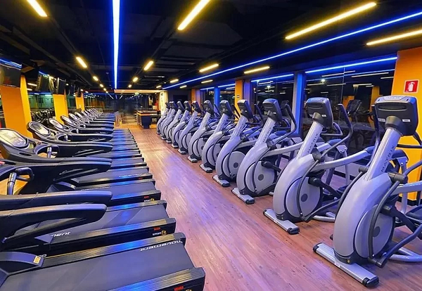 Os avisos entraram em vigor nesta semana após a repercussão de uma foto em que um cliente parece sem cueca em uma das unidades da rede (Foto: Reprodução)