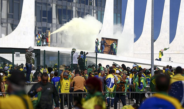 O ato na Esplanada tinha uma convocação clara: tomar, além do Congresso, o STF e o Palácio do Planalto (Foto: Marcelo Camargo/Agência Brasil)