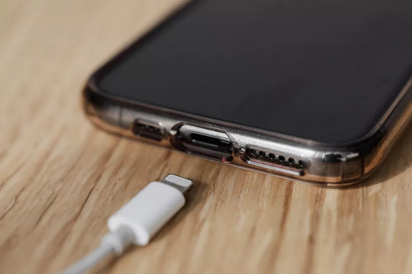 Menino estava com celular ligado na tomada quando recebeu choque (Foto: Karolina Grabowska/Pexels)