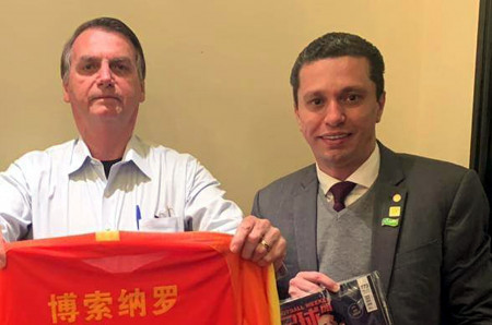 O presidente e o deputado em foto capturada durante recente visitação à China. Fonte: Divulgação Secom