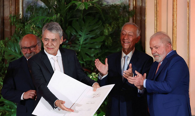 President Luiz Inacio e o presidente de Portugal, Marcelo Rebelo de Sousa, entregaram o Prêmio Camões, o principal da literatura em língua portuguesa, ao músico, dramaturgo e escritor brasileiro Chico Buarque (Foto: REUTERS/RODRIGO ANTUNES)