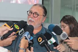 Ricardo Molina, durante entrevista coletiva sobre seu trabalho como perito criminal - Aos gritos de 'vou mijar na sua cova', Molina também foi filmado pela ex arremessando bolsas, sapatos e outros objetos pela janela de casa - Foto: Divulgação