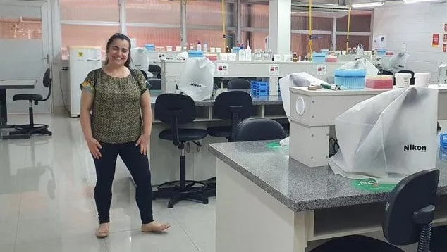 Patrícia Linares estuda biomedicina em uma faculdade particular de Bauru, interior de São Paulo (Foto: Arquivo Pessoal)